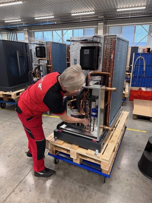 Pracovnice HOTJET při montáži